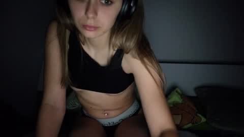 Snapshot of renee_loah chatting on June 2, 2026, 9:17 pm renee_loah online show from June 2, 2026, 9:17 pm