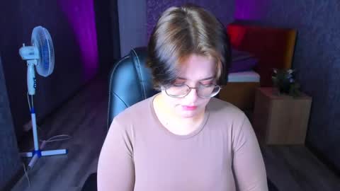 renee_turner online show from December 5, 2024, 8:00 am