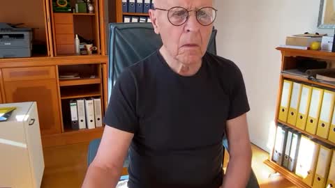 Snapshot of reteid chatting on October 23, 2025, 12:59 pm reteid online show from October 23, 2025, 12:59 pm