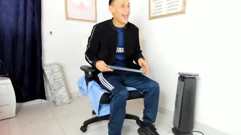 reymasterhot online show from April 5, 2026, 2:25 pm