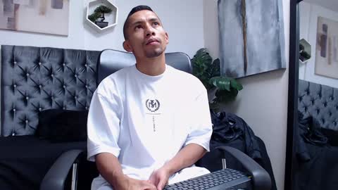 Snapshot of richar_voller chatting on December 8, 2024, 12:19 pm richar_voller online show from December 8, 2024, 12:19 pm