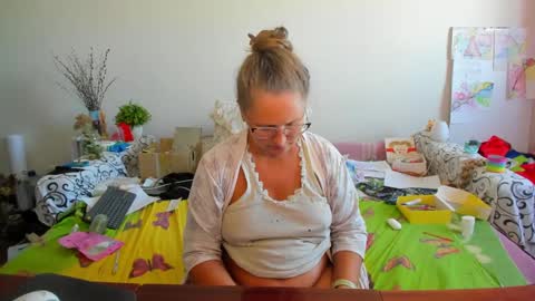 Anna - not anna - right Anna  online show from September 25, 2025, 12:31 pm