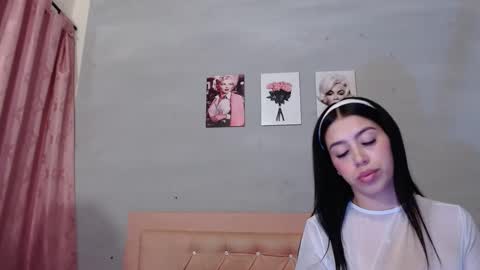 rihanna_fentyy online show from September 9, 2025, 1:43 pm