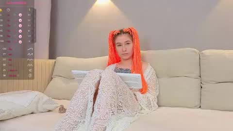 Chloe online show from September 17, 2025, 5:14 pm