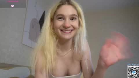 Snapshot of risingdawnn chatting on October 15, 2025, 1:50 am Flora online show from October 15, 2025, 1:50 am