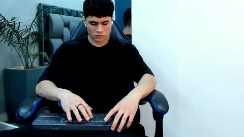 Roan Birkin online show from November 19, 2025, 7:58 pm