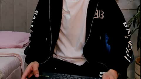 Snapshot of roan_birkin chatting on June 11, 2026, 7:34 pm Roan Birkin online show from June 11, 2026, 7:34 pm