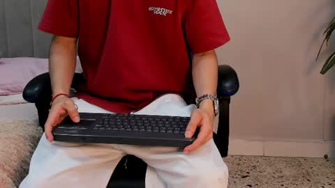 Snapshot of roan_birkin chatting on June 12, 2026, 7:35 pm Roan Birkin online show from June 12, 2026, 7:35 pm