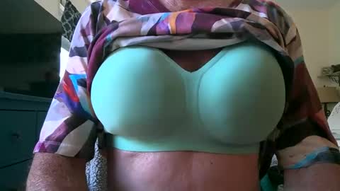 Snapshot of robert45556 chatting on October 20, 2025, 7:03 pm robert online show from October 20, 2025, 7:03 pm