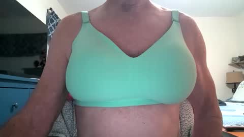 Snapshot of robert45556 chatting on November 9, 2025, 8:40 pm robert online show from November 9, 2025, 8:40 pm