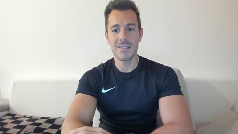 roberto4ever online show from June 23, 2026, 4:10 am