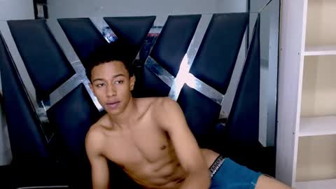 Snapshot of rocco_grey chatting on September 19, 2025, 7:36 pm ROCCO online show from September 19, 2025, 7:36 pm