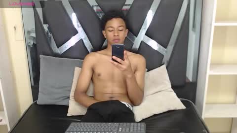 Snapshot of rocco_grey chatting on October 6, 2025, 7:22 pm ROCCO online show from October 6, 2025, 7:22 pm