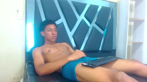 Snapshot of rocco_grey chatting on October 21, 2025, 8:09 pm ROCCO online show from October 21, 2025, 8:09 pm