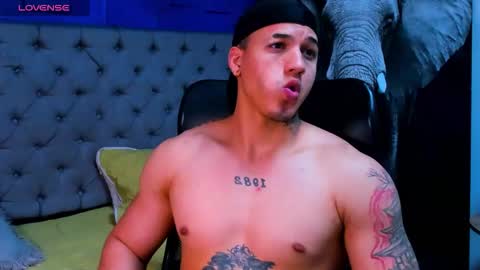 Snapshot of rocco_santos chatting on October 11, 2025, 1:27 am rocco_santos online show from October 11, 2025, 1:27 am