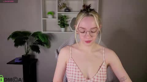 Snapshot of rockett_bunny chatting on May 1, 2026, 12:37 am Rockett online show from May 1, 2026, 12:37 am
