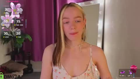 Snapshot of rockett_bunny chatting on June 18, 2026, 12:44 am Rockett online show from June 18, 2026, 12:44 am