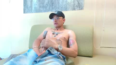 roger_flyn online show from December 22, 2025, 9:34 pm