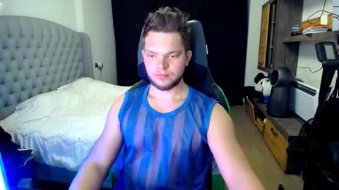 Snapshot of romantic_twunk chatting on October 20, 2025, 5:30 am romantic_twunk online show from October 20, 2025, 5:30 am