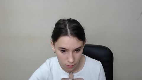Snapshot of rosalais_ chatting on September 19, 2025, 6:37 am Rose online show from September 19, 2025, 6:37 am
