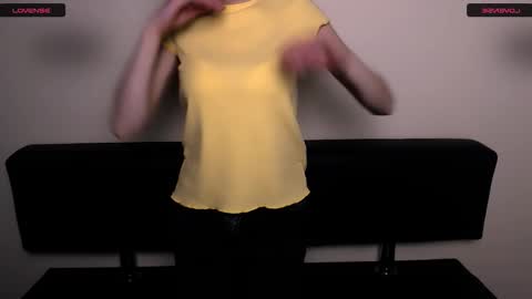 Snapshot of rosalais_ chatting on February 25, 2026, 7:51 am Rose online show from February 25, 2026, 7:51 am