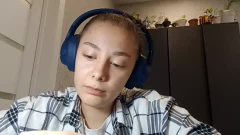 Kiki online show from October 3, 2025, 6:54 am
