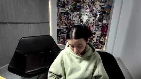 Snapshot of roseandviktor23 chatting on October 1, 2025, 12:38 am Rose Sins and Don Viktor online show from October 1, 2025, 12:38 am