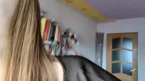 Snapshot of roseannehensle chatting on December 2, 2025, 1:22 am Sophie online show from December 2, 2025, 1:22 am