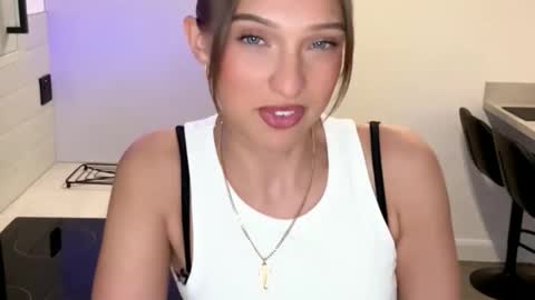 Bella  online show from September 26, 2025, 3:16 pm