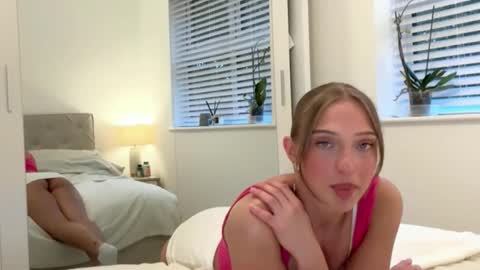 Bella  online show from October 17, 2025, 4:42 pm