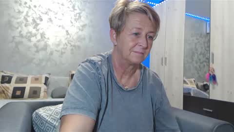 Lovepinklilly online show from December 18, 2024, 6:03 pm