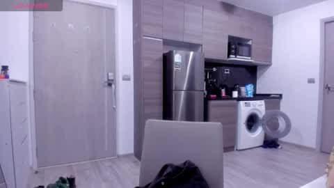 Roshelle online show from November 22, 2025, 2:05 pm