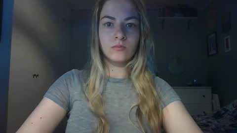 Snapshot of rosie_june chatting on March 17, 2026, 7:44 am Rosie online show from March 17, 2026, 7:44 am