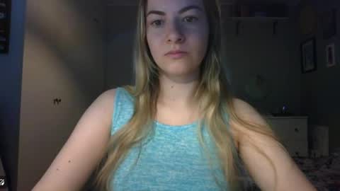 Snapshot of rosie_june chatting on April 8, 2026, 6:46 am Rosie online show from April 8, 2026, 6:46 am