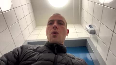 rotteei1 online show from November 5, 2025, 9:53 am