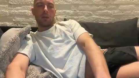 Snapshot of rotteei1 chatting on April 5, 2026, 7:27 am rotteei1 online show from April 5, 2026, 7:27 am