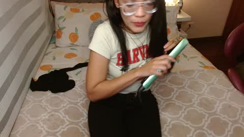 Rouss marie henao  online show from December 12, 2024, 5:10 am