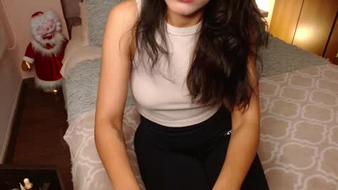 Rouss marie henao  online show from December 24, 2024, 1:28 pm
