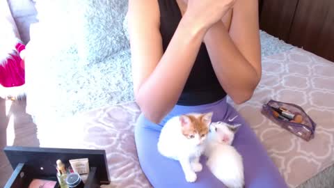 Rouss marie henao  online show from January 1, 2025, 5:33 pm