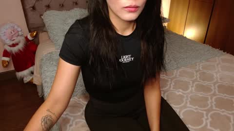 Rouss marie henao  online show from January 5, 2025, 4:14 am