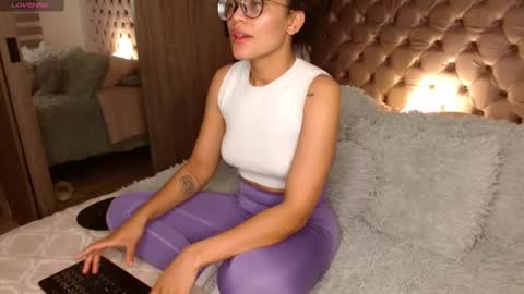 Rouss marie henao  online show from March 4, 2025, 9:00 pm