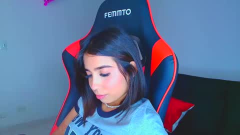 rousse_violet online show from September 8, 2025, 9:25 pm