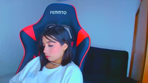 rousse_violet online show from September 18, 2025, 10:01 pm