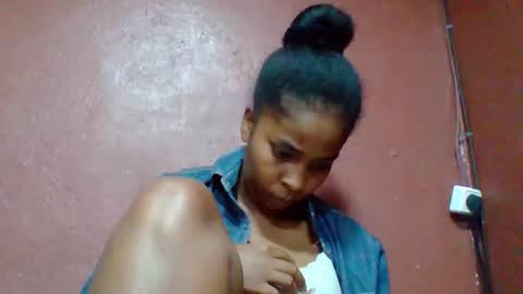 Snapshot of rovaelyah chatting on March 6, 2026, 5:37 am rovaelyah online show from March 6, 2026, 5:37 am