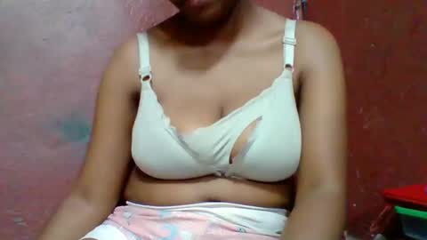 Snapshot of rovaelyah chatting on March 7, 2026, 5:48 am rovaelyah online show from March 7, 2026, 5:48 am