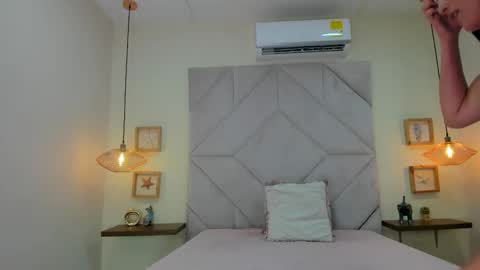 Snapshot of roxana_mill chatting on October 4, 2025, 7:23 pm Roxana online show from October 4, 2025, 7:23 pm