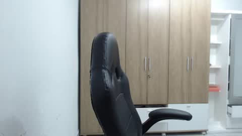 Roxana online show from June 17, 2026, 2:03 am