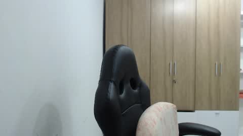 Roxana online show from June 24, 2026, 2:21 am