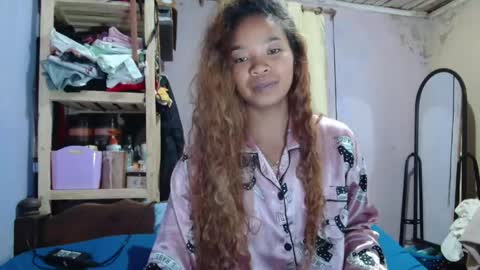 roxanne_98 online show from May 6, 2026, 5:03 am