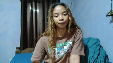 roxanne_98 online show from May 6, 2026, 7:08 pm